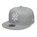 Grå og hvid New Era 9FIFTY Original Fit New York Yankees kasket, synlig med justerbart bånd og broderet logo.