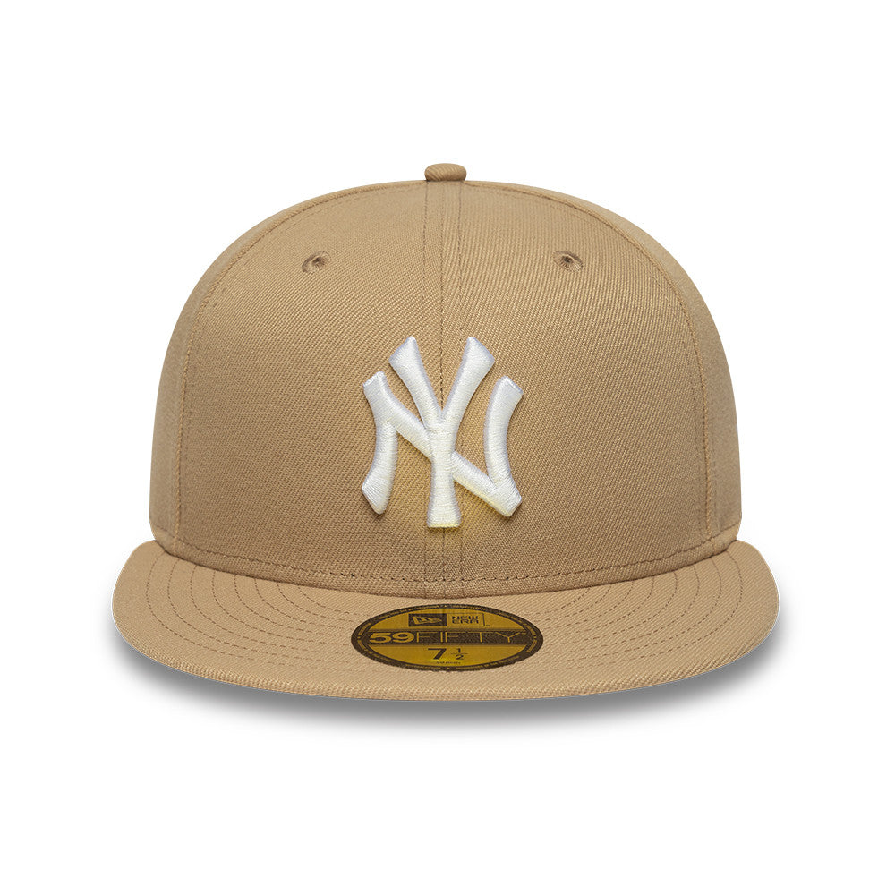 New Era 59FIFTY fitted New York Yankees kasket i kamelfarvet materiale, sports- og baseballstil, foran med Yankees-logo