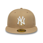New Era 59FIFTY fitted New York Yankees kasket i kamelfarvet materiale, sports- og baseballstil, foran med Yankees-logo
