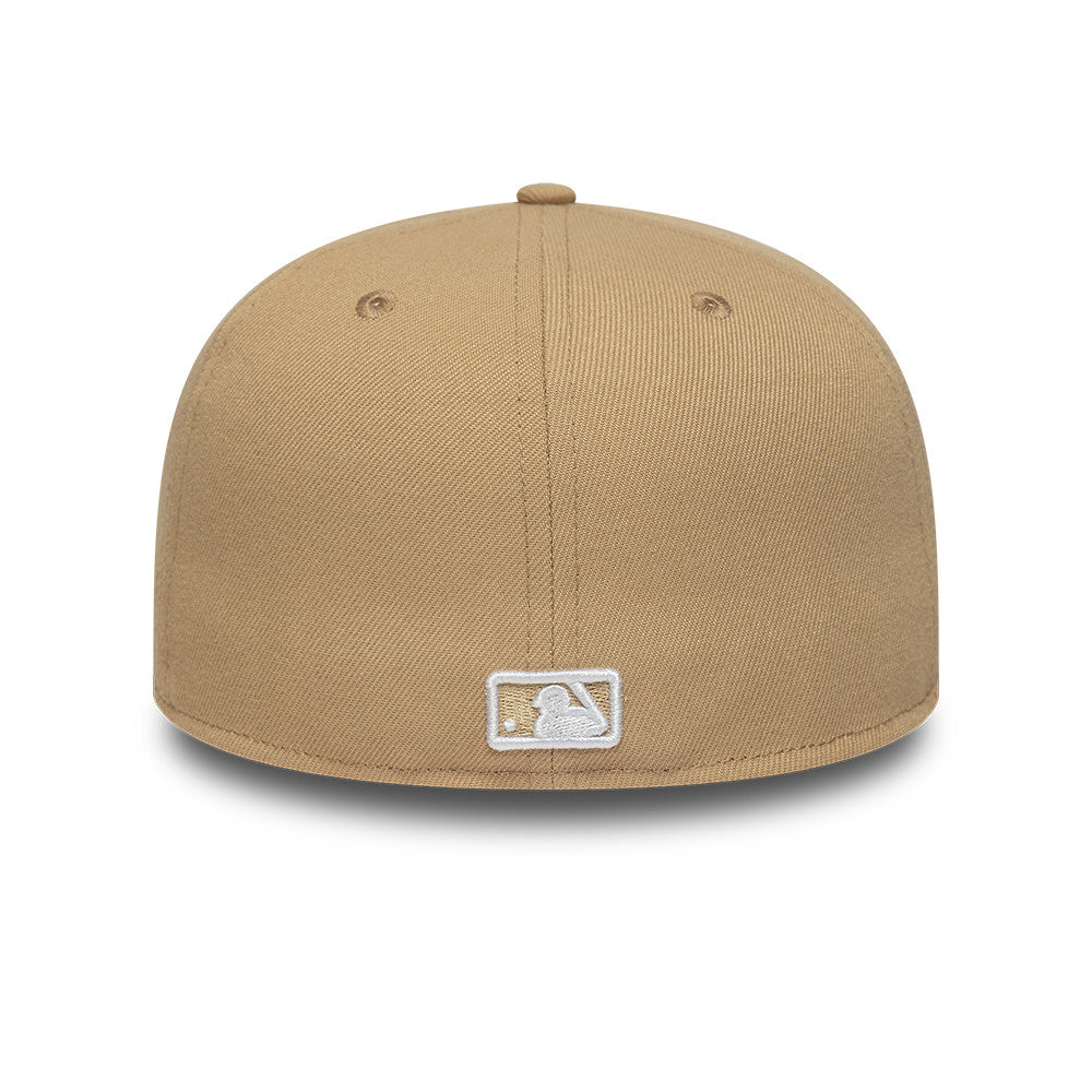 New Era 59FIFTY fitted cap med Yankees logo i kamelfarve, sportstil, blødt stof og justerbar pasform.