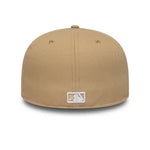 New Era 59FIFTY fitted cap med Yankees logo i kamelfarve, sportstil, blødt stof og justerbar pasform.