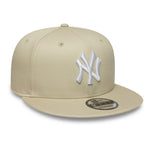 New Era 9FIFTY Original Fit New York Yankees cap i sten og hvid farve, med logo på fronten, vises i billede.