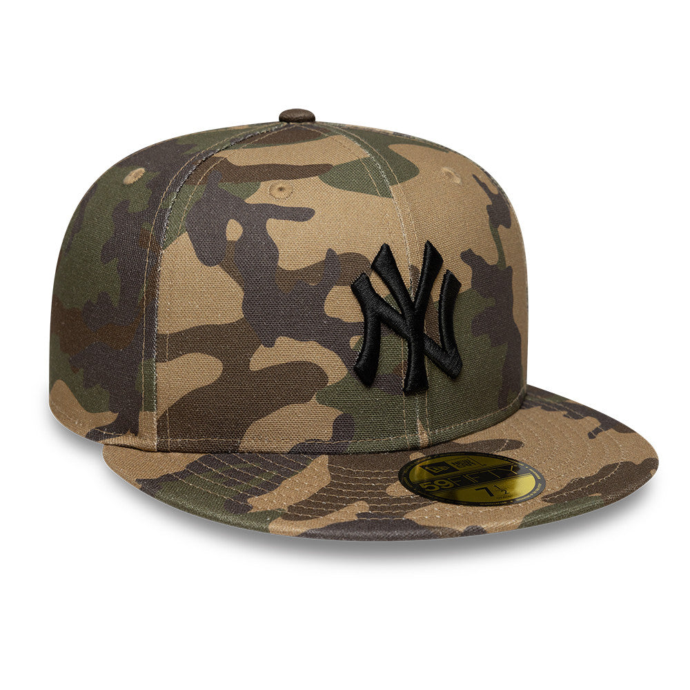 New Era 59FIFTY fitted cap med woodland camo mønster og Yankees logo, sports cap i camouflage design.