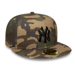 New Era 59FIFTY fitted cap med woodland camo mønster og Yankees logo, sports cap i camouflage design.