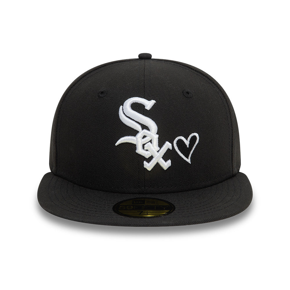 Sort New Era 59FIFTY fitted cap med Chicago Black Sox logo og hjerte-ikon i hvid og sort.