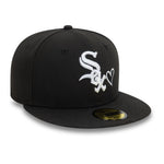 Sort og hvid New Era 59FIFTY Fitted Cap med Chicago Black Sox logo og hjerteikon, stilfuld baseball kasket