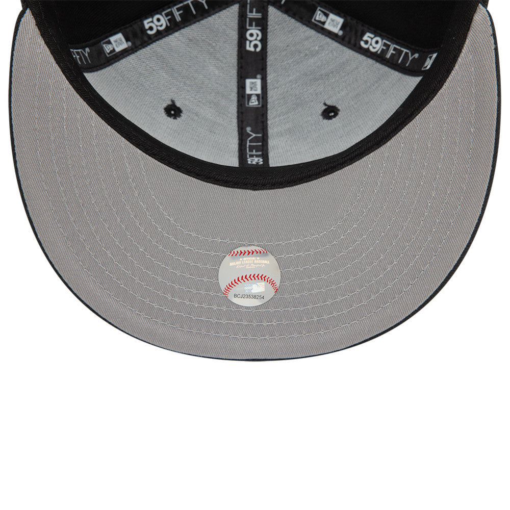 Sort New Era 59FIFTY fitted cap med Chicago Black Sox logo og hjerteikon, sort og hvid farvekombination.