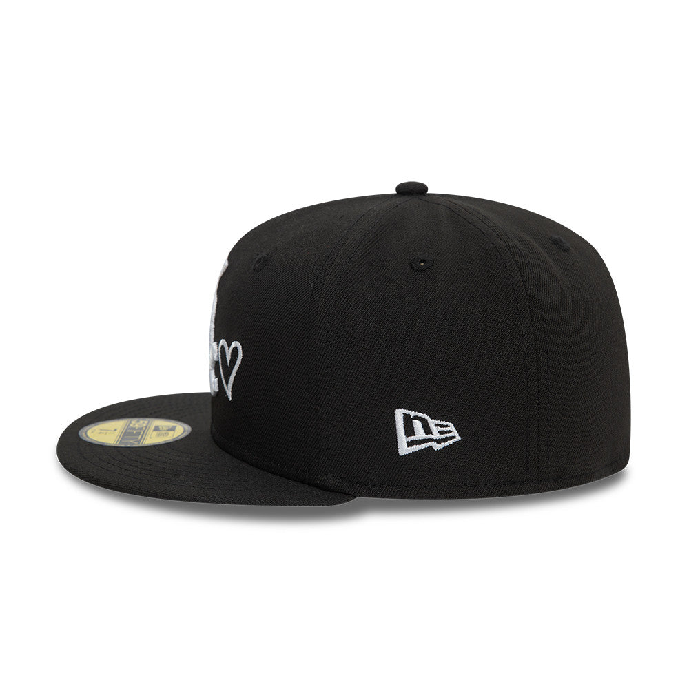 Sort og hvid New Era 59FIFTY fitted cap med Chicago Black Sox logo og hjerteikon, justerbar snapback.