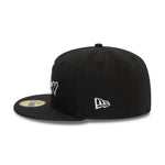 Sort og hvid New Era 59FIFTY fitted cap med Chicago Black Sox logo og hjerteikon, justerbar snapback.
