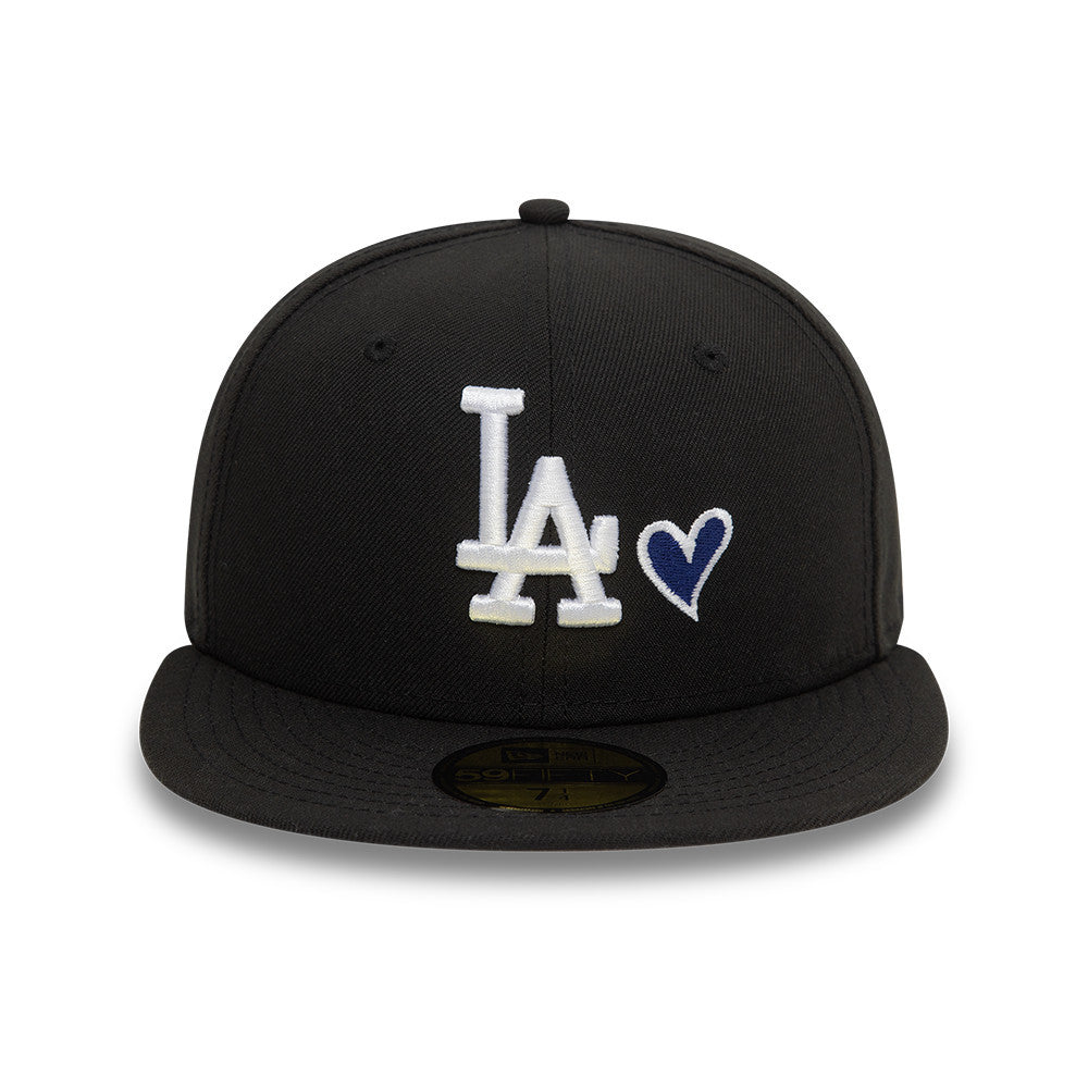 Sort og hvid New Era 59FIFTY fitted kasket med Los Angeles Dodgers logo og hjerteikon, perfekt til fans og samlere.
