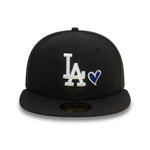 Sort og hvid New Era 59FIFTY fitted kasket med Los Angeles Dodgers logo og hjerteikon, perfekt til fans og samlere.