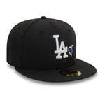 Sort og hvid New Era 59FIFTY fitted cap med Los Angeles Dodgers logo og hjerteikon, justerbar pasform, sportsstil.