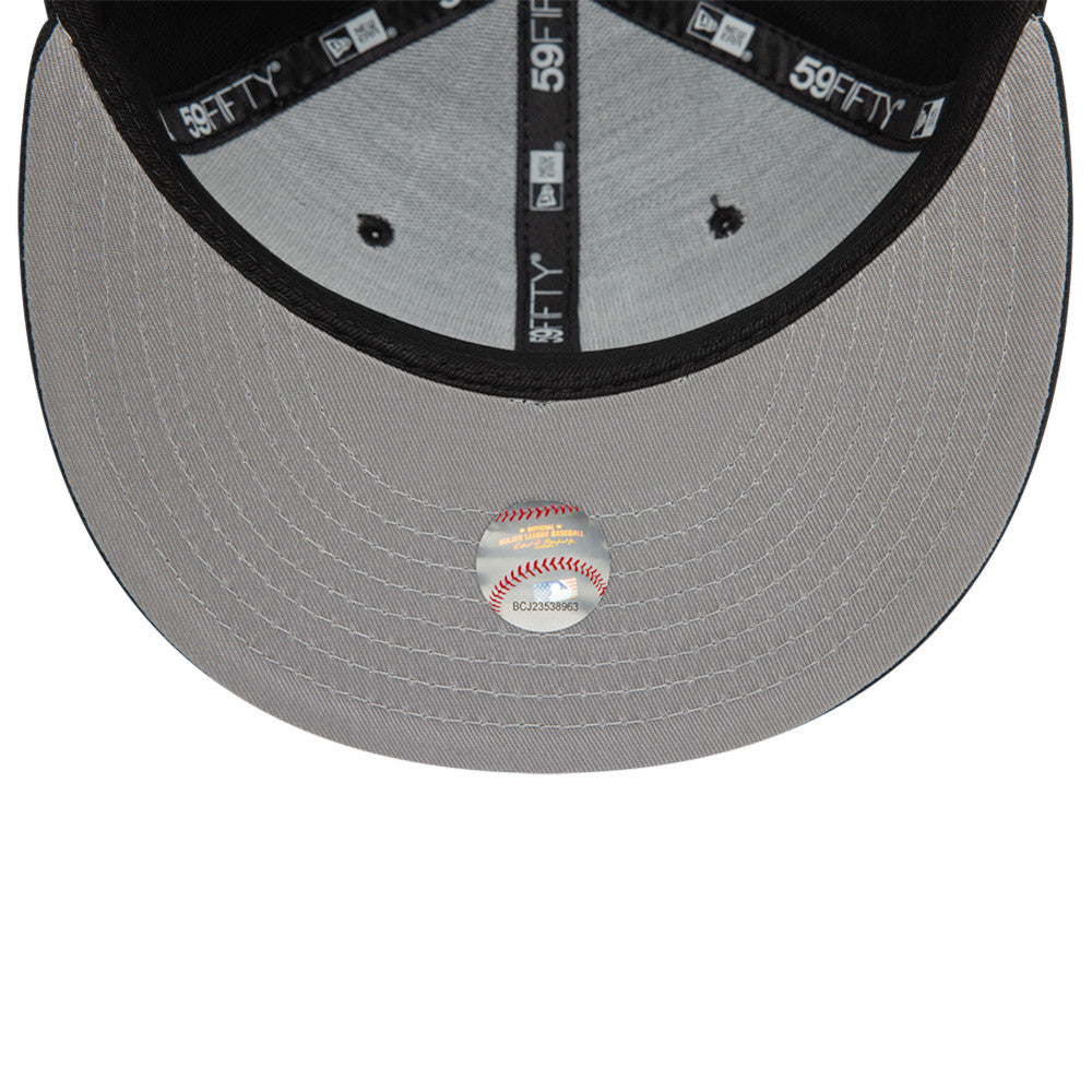 Sort og hvid New Era 59FIFTY fitted cap med Los Angeles Dodgers logo og hjerte-ikon, perfekt til fans.