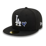 Sort og hvid New Era 59FIFTY fitted cap med Los Angeles Dodgers logo og hjerteikon, tæt på billedets forgrund