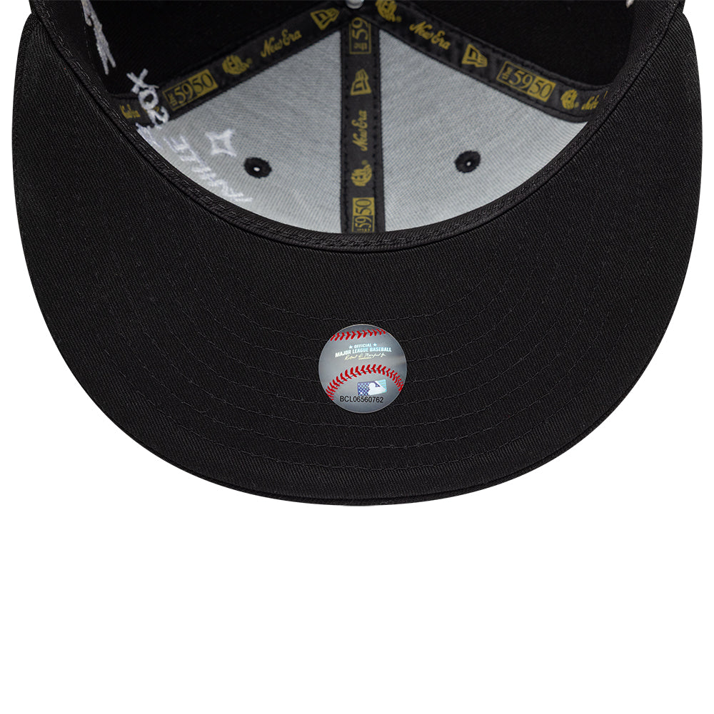 Sort New Era 59FIFTY fitted cap med Chicago White Sox SCRIBBLE design, karakteristisk logo og komfortabel pasform