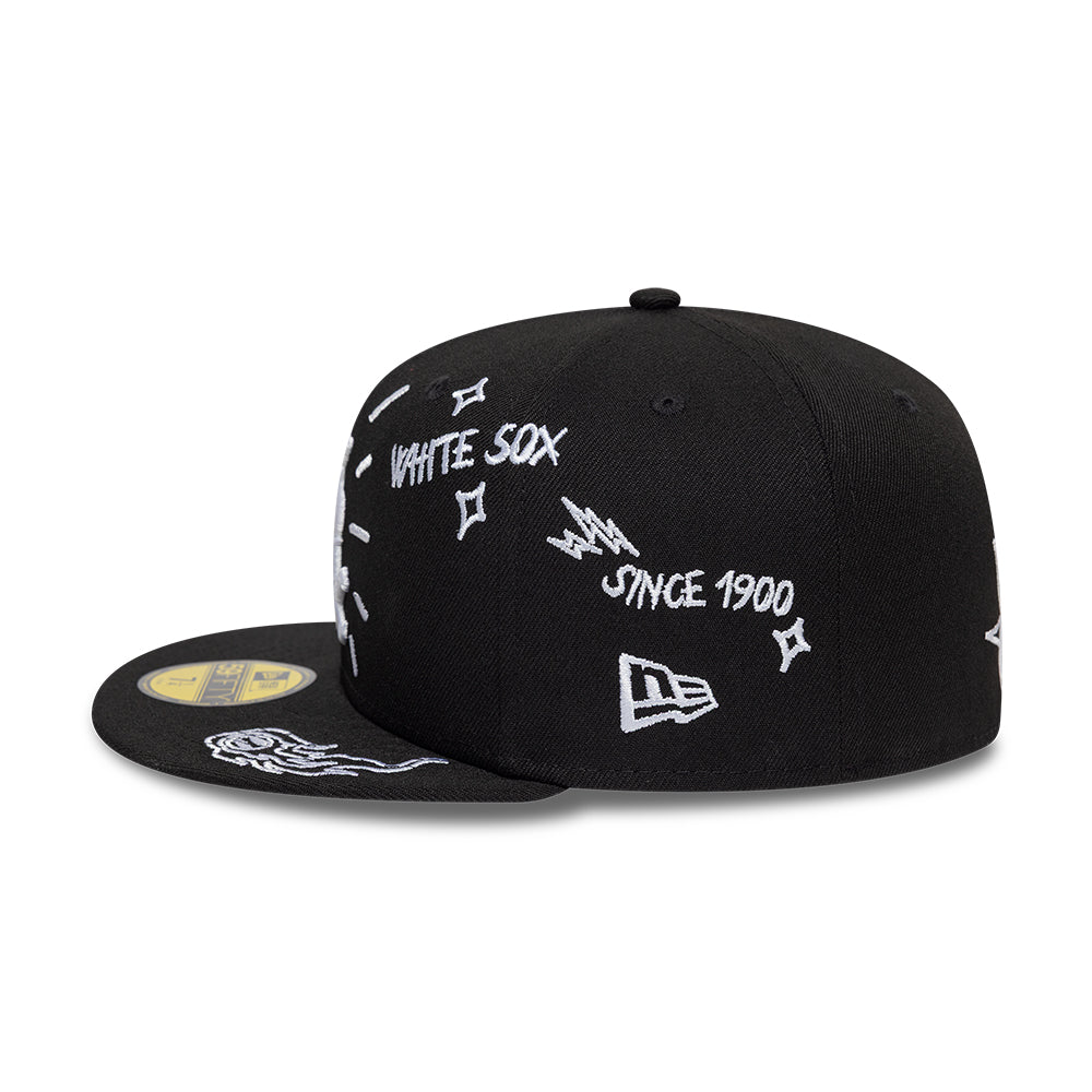 Sort New Era 59FIFTY fitted cap med Chicago White Sox og scribble-design, sporty og moderne hovedbeklædning.