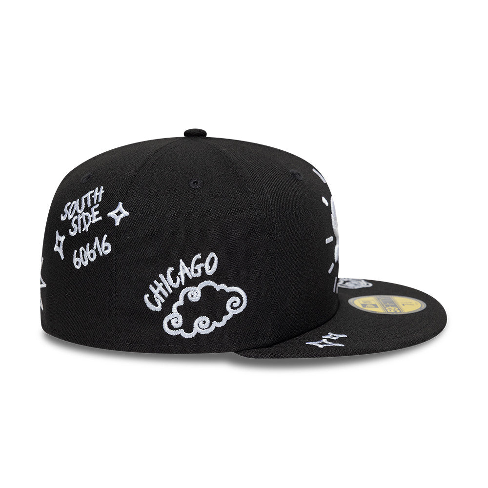 Sort New Era 59FIFTY fitted Chicago White Sox cap med scribble-design, rund form og flat skygge, perfekt til fans.