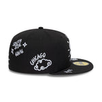 Sort New Era 59FIFTY fitted Chicago White Sox cap med scribble-design, rund form og flat skygge, perfekt til fans.