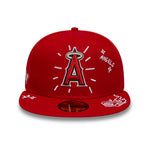 Rød New Era 59FIFTY fitted Anaheim Angels cap med skriblemønster, vises foran på billedet.