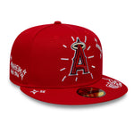 Rød New Era 59FIFTY fitted kasket med Anaheim Angels SCRIBBLE logo, afslappet og stilfuld design.