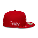 Rød New Era 59FIFTY fitted cap med Anaheim Angels SCRIBBLE design, blødt stof og justerbar pasform.