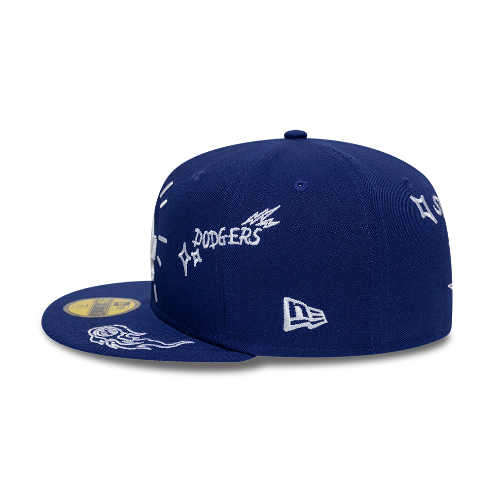 Blå New Era 59FIFTY fitted Dodgers cap med skriblerier og logo, foran vises capens design og forme