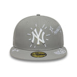 Grå New Era 59FIFTY fitted cap med NY Yankees og scribble-design, vises med fokus på logo og stoftekst.