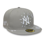 Grå New Era 59FIFTY fitted baseballkasket med New York Yankees logo og skriblet design, sidet set.