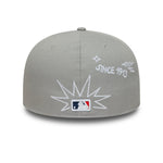 Grå New Era 59FIFTY fitted Yankees-caps med scribble-design, synlig foran på capen.