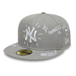 Grå New Era 59FIFTY fitted cap med Yankees logo og skriblerimønster, afslappet og stilfuld til baseballfans.