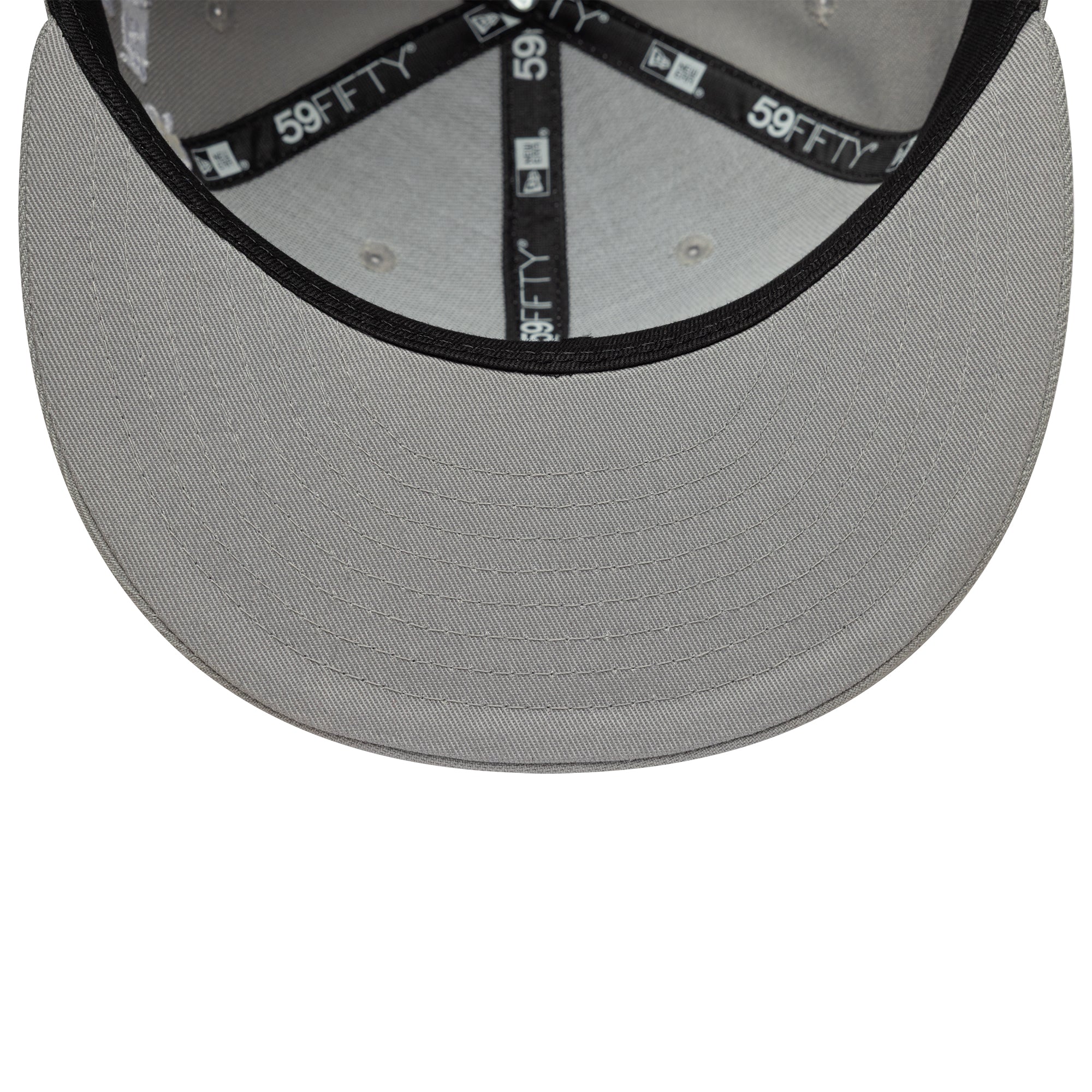 Grå New Era 59FIFTY Fitted New York Yankees cap med scribble-design, foran set fra siden.