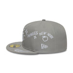 Grå New Era 59FIFTY fitted Yankees cap med scribble-design, sporty og stilfuld baseballkasket.