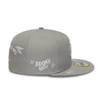 Grå New Era 59FIFTY Yankees cap med scribble-udtryk og flat kasket, perfekt til baseballfans og samlere