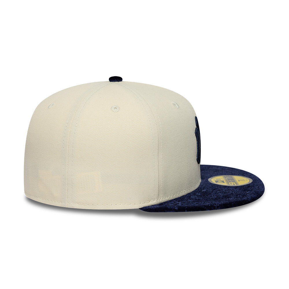 New Era 59FIFTY fitted Yankees cap med paisley-visir i lys krom og navy, stilfuldt baseballkapsdesign.