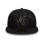 Sort New Era 59FIFTY Fitted cap med NE-SCRIBBLE print, rund form og flat top, i tæt vævet stof.