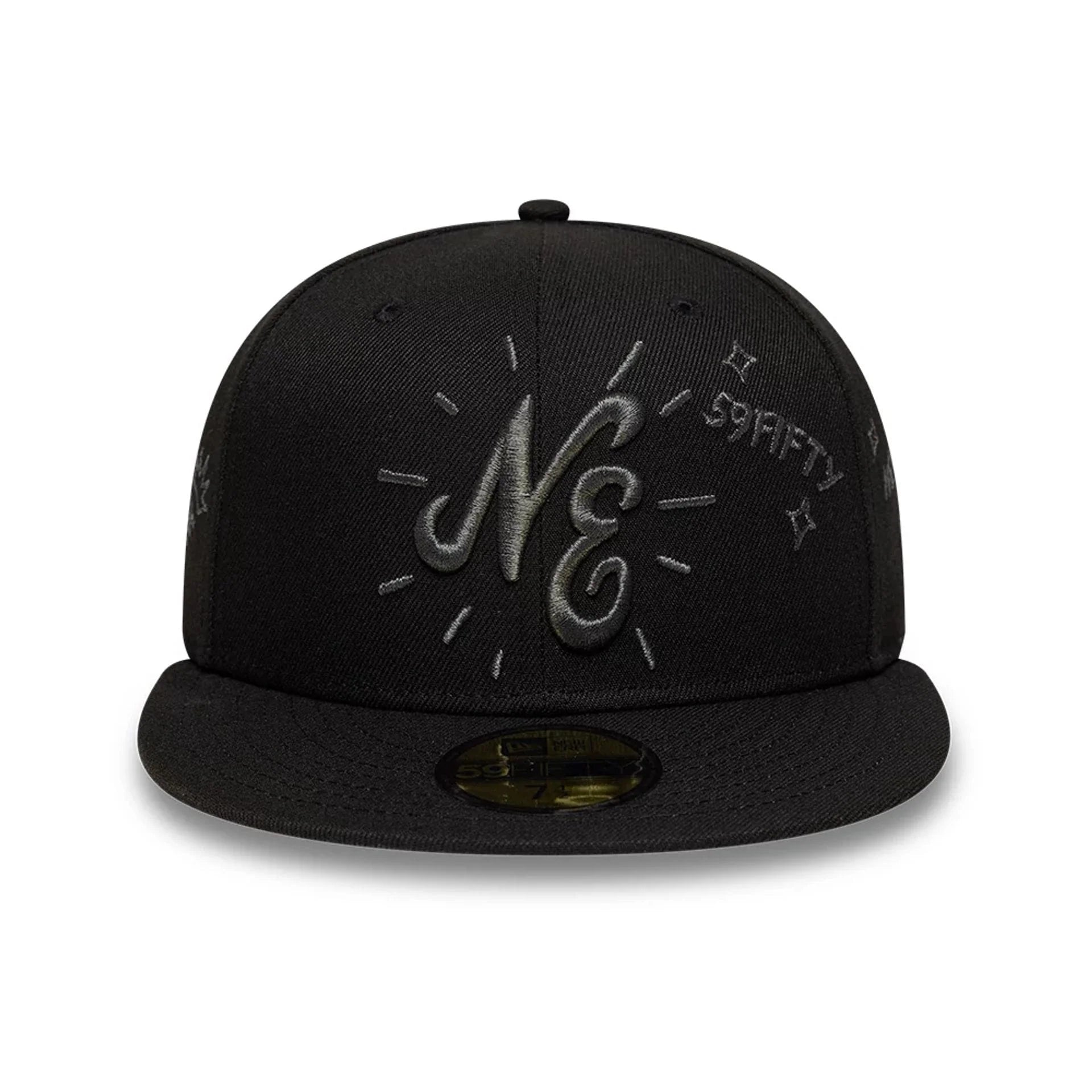Sort New Era 59FIFTY Fitted cap med NE-SCRIBBLE print, rund form og flat top, i tæt vævet stof.