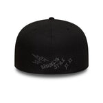 Sort New Era 59FIFTY Fitted cap med NE-SCRIBBLE grafisk print og flat skygge, sporty og moderne stil.
