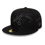 Sort New Era 59FIFTY fitted cap med NE-SCRIBBLE print og flat visir, moderne og stilfuldt design.