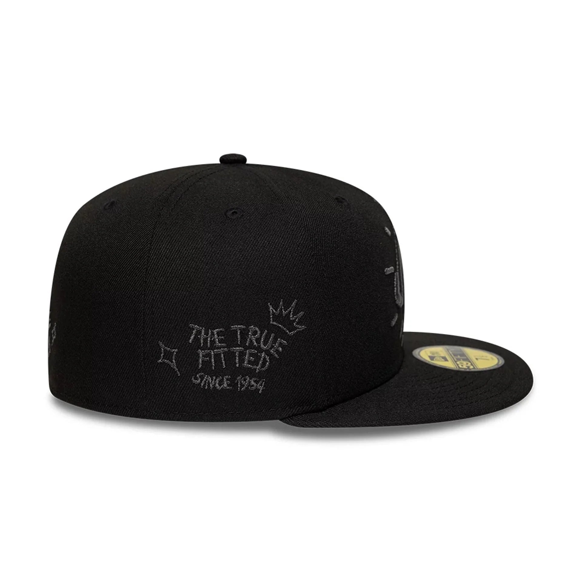 Sort New Era 59FIFTY fitted cap med skriblerier og logo, klassisk baseballkasket med flat top og justerbar pasform