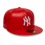 Rød New Era New York Yankees 59FIFTY Fitted Cap med læderdetaljer, vises i et close-up billede.