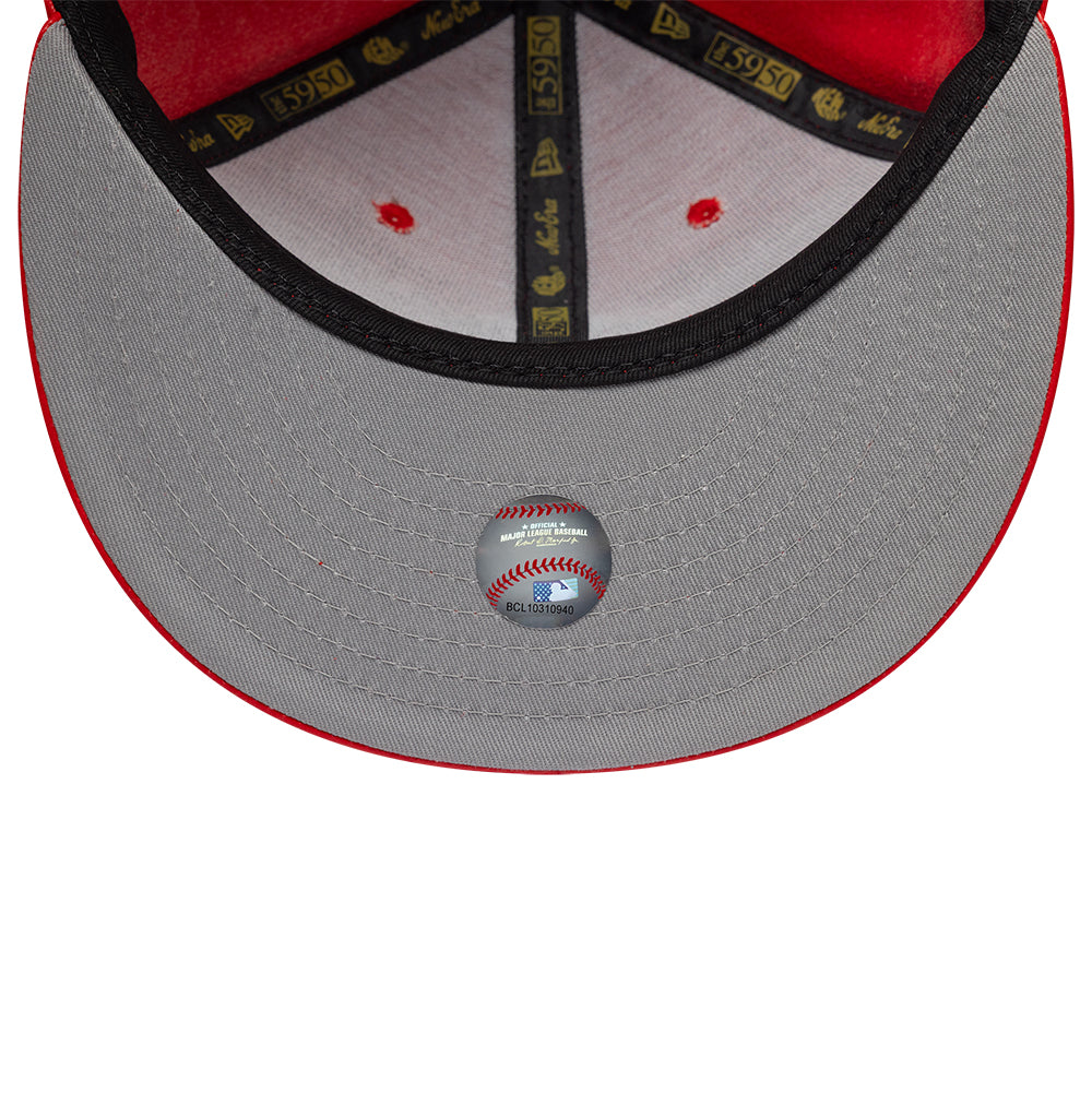 Rød New Era New York Yankees 59FIFTY fitted baseballkasket af læder med Yankees-logo, vises i nærbillede.