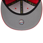 Rød New Era New York Yankees 59FIFTY fitted baseballkasket af læder med Yankees-logo, vises i nærbillede.