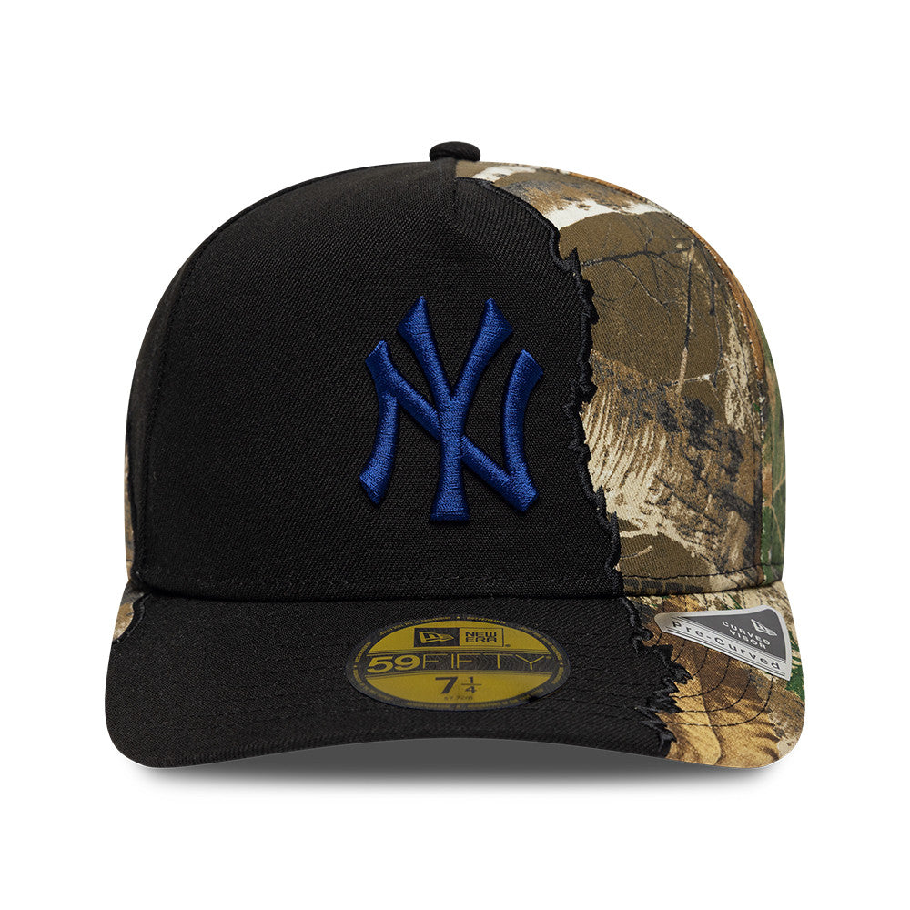 Sort New Era 59FIFTY A-Frame kasket med Yankees-logo og split real tree-mønster, perfekt til sports- og streetwear.