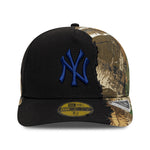 Sort New Era 59FIFTY A-Frame kasket med Yankees-logo og split real tree-mønster, perfekt til sports- og streetwear.
