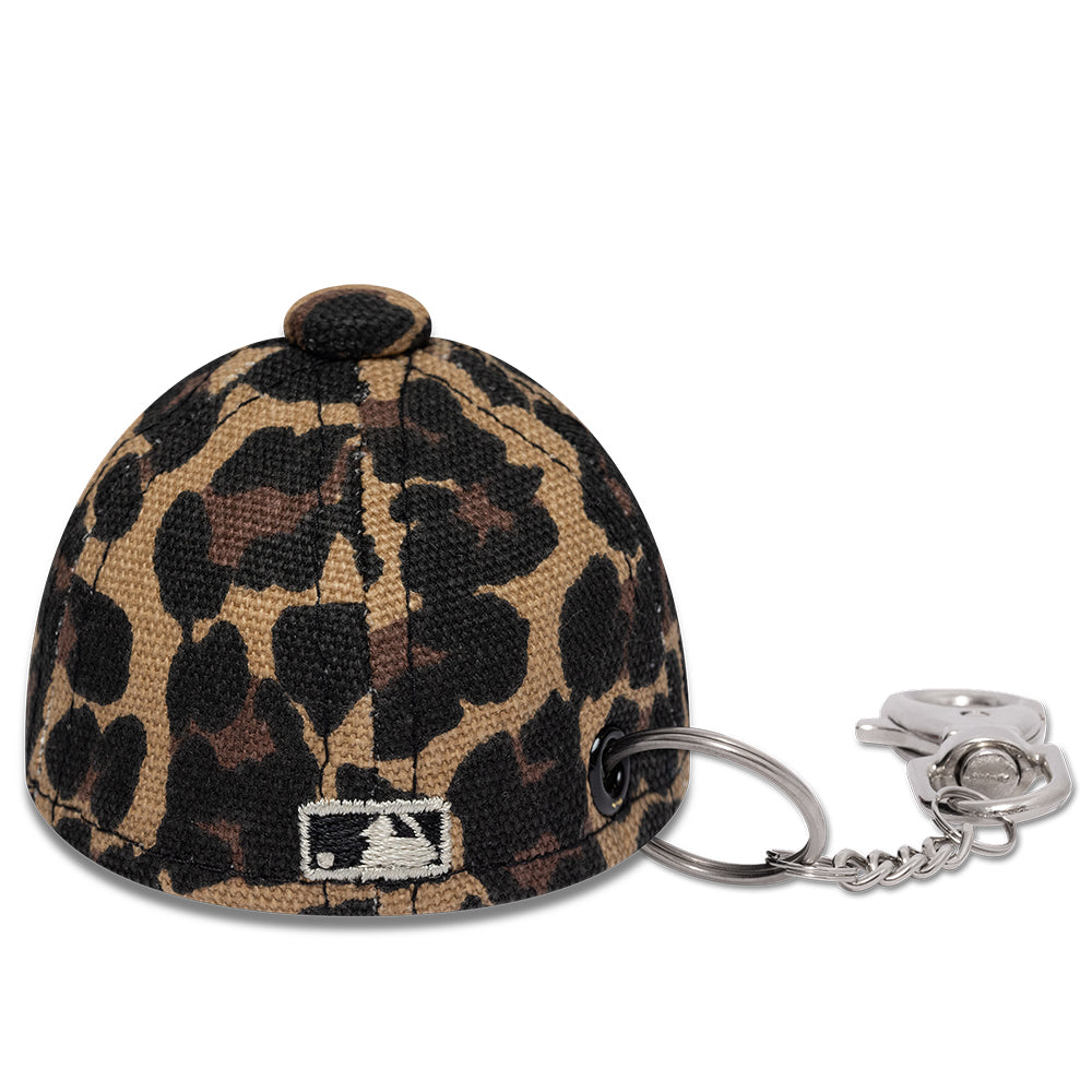 New Era New York Yankees MLB Leo mini cap-nøglering i sort viste fra siden