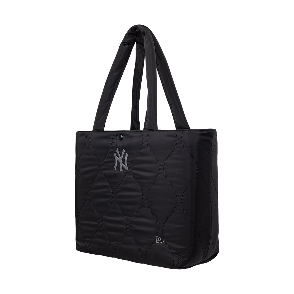 Sort quiltet New Era New York Yankees MLB tote tas med polstrede sider og justerbar rem.