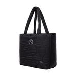 Sort quiltet New Era New York Yankees MLB tote tas med polstrede sider og justerbar rem.