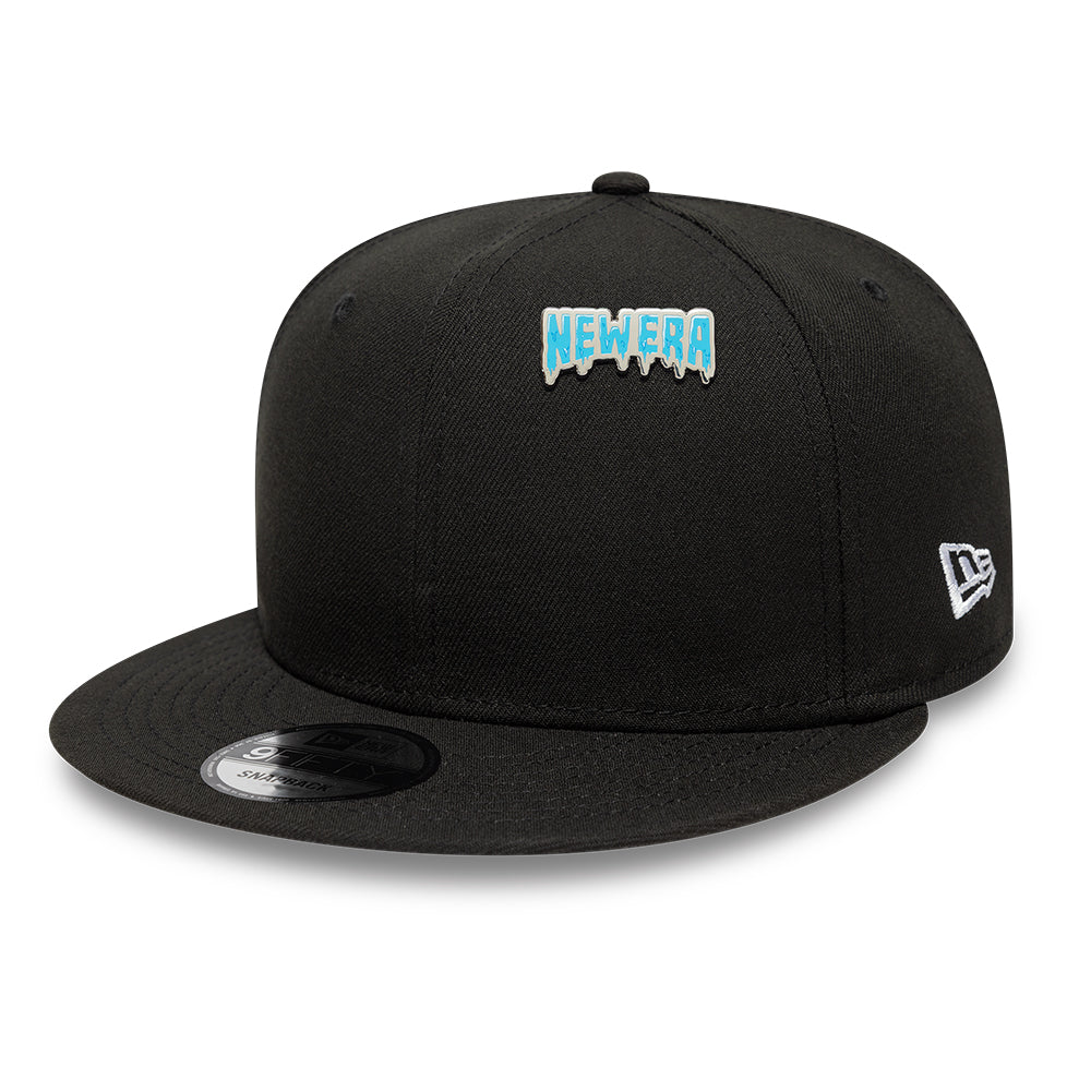 New Era Drip Script pin badge i sølv med detaljeret logo-design