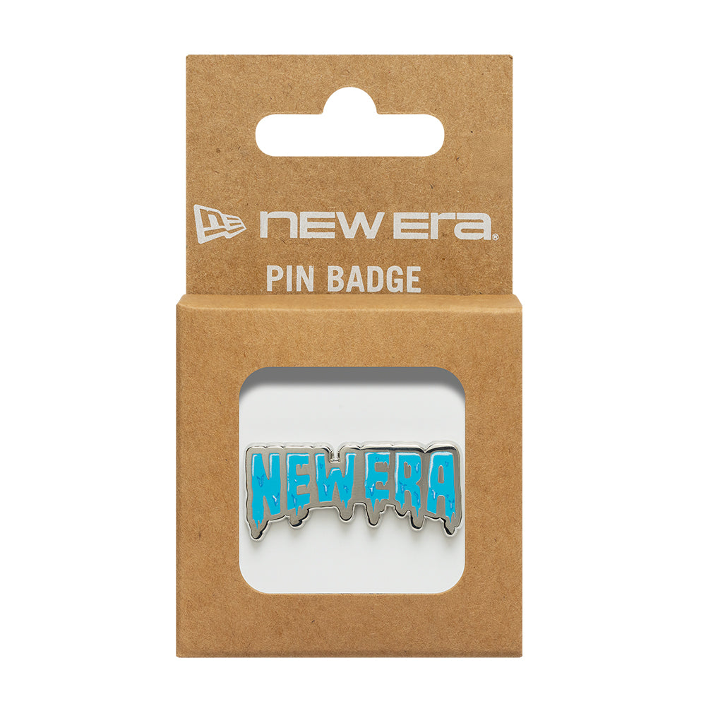 New Era Drip Script pin badge i sølv med logoformet design