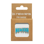 New Era Drip Script pin badge i sølv med logoformet design